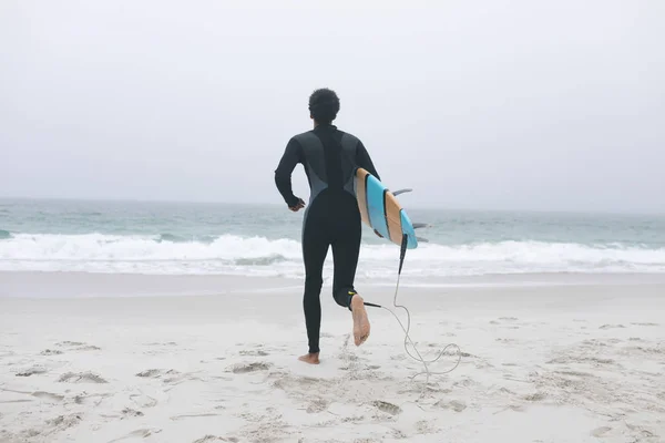 Zadní Pohled Mladých Mužů Surfer Smíšený Závodit Běžící Pláži Jeho — Stock fotografie