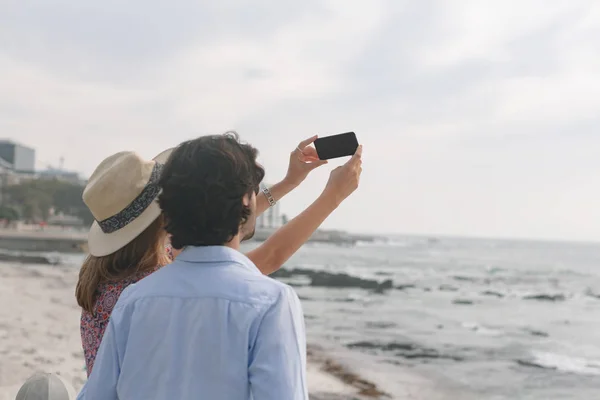 Vista Trasera Joven Pareja Caucásica Tomando Selfie Con Teléfono Móvil —  Fotos de Stock