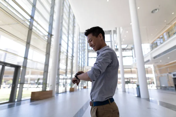 Widok Boku Młodych Asian Mężczyzna Executive Pomocą Zegarka Smartwatch Stojący — Zdjęcie stockowe