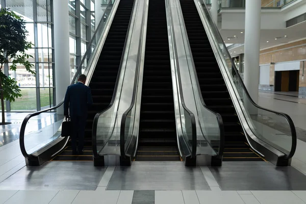 Visão Traseira Empresário Movendo Para Cima Escada Rolante Escritório — Fotografia de Stock