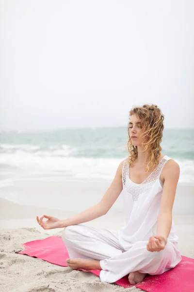 Vista Frontal Una Hermosa Mujer Caucásica Realizando Yoga Playa Día —  Fotos de Stock