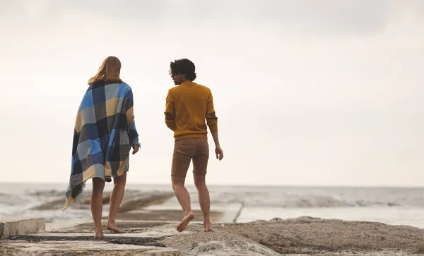 Vista Trasera Joven Pareja Caucásica Caminando Sobre Roca Cerca Playa —  Fotos de Stock