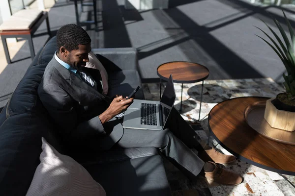 Vista Alto Angolo Afro Americano Giovane Uomo Affari Con Computer — Foto Stock