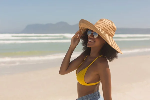 Vista Frontal Jovem Mulher Afro Americana Feliz Biquíni Amarelo Chapéu — Fotografia de Stock