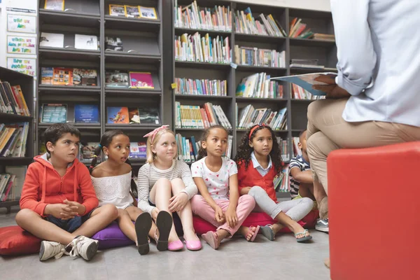 Vista Aérea Los Niños Escuela Escuchando Maestro Contándoles Una Historia —  Fotos de Stock