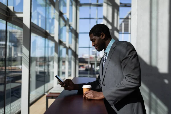 Vista Lateral Del Joven Hombre Negocios Afroamericano Con Taza Café —  Fotos de Stock