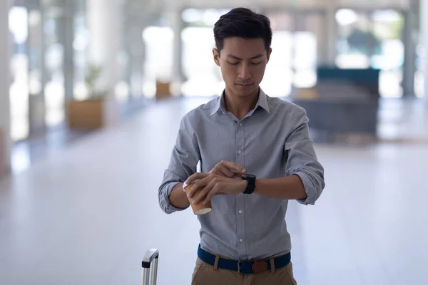 Čelní Pohled Mladých Asijských Mužské Vedení Pomocí Hodinek Smartwatch Stojí — Stock fotografie