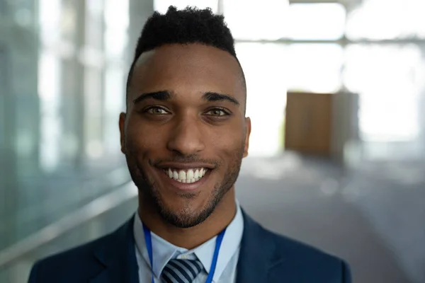 Retrato Feliz Hombre Negocios Mestizo Parado Moderno Pasillo Oficina Sonríe —  Fotos de Stock