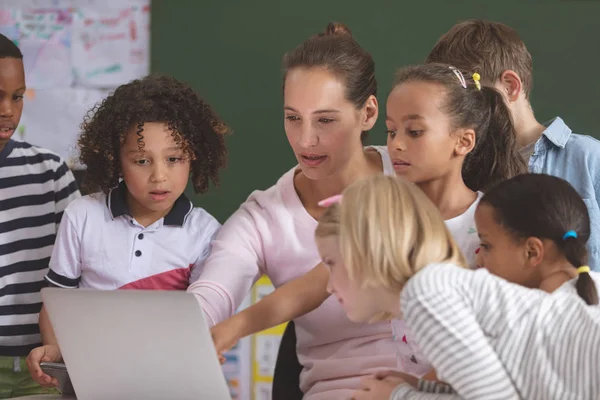 Vista Frontal Maestro Niños Escuela Discutiendo Sobre Portátil Aula Escuela — Foto de Stock