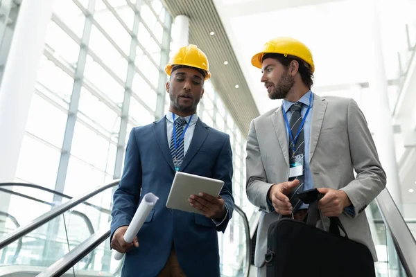 Vooraanzicht Van Jonge Multi Etnische Mannelijke Architect Bespreken Digitale Tablet — Stockfoto