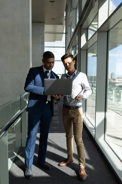 Frontansicht Zweier Geschäftsleute Die Auf Dem Gehweg Ersten Stock Stehen — Stockfoto