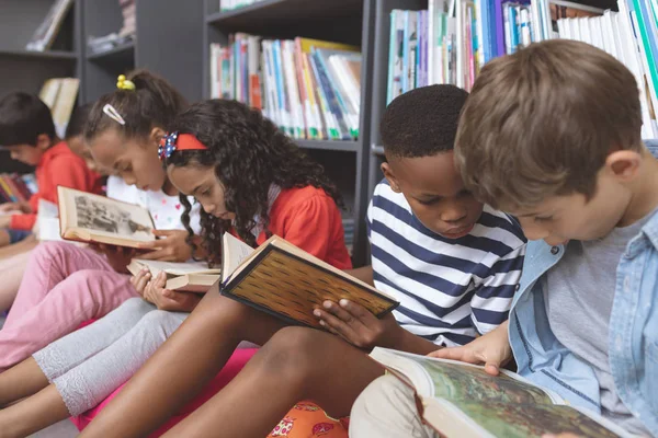 Zijaanzicht Van Mix Etniciteit Schoolkinderen Zittend Kussens Studeren Boeken Een — Stockfoto