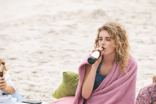 Vorderansicht Einer Kaukasischen Frau Die Sich Beim Bier Strand Entspannt — Stockfoto