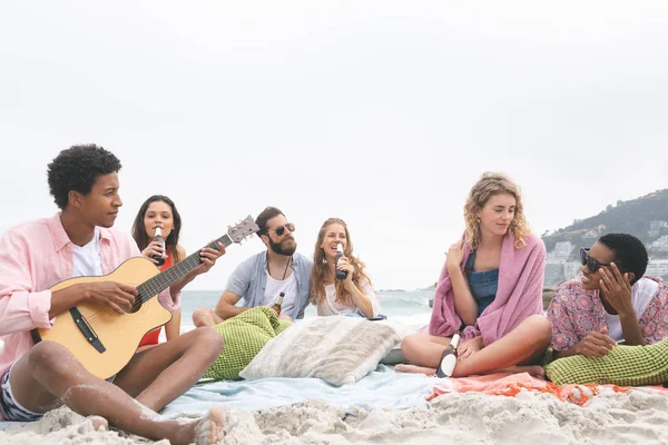 Frontansicht Eines Mannes Der Gitarre Spielt Während Freunde Strand Beim — Stockfoto