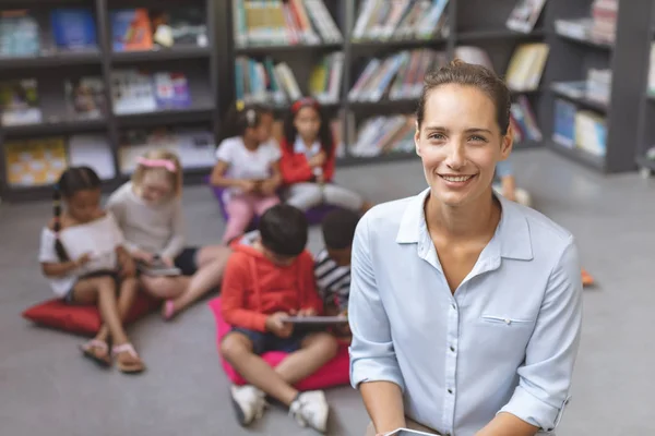 Overhead View Happy Teacher Looking Smiling Camera While School Kids — Stock Photo, Image