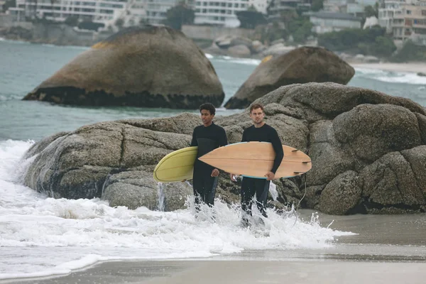Frontansicht Junger Multiethnischer Männlicher Freunde Die Mit Surfbrettern Strand Stehen — Stockfoto