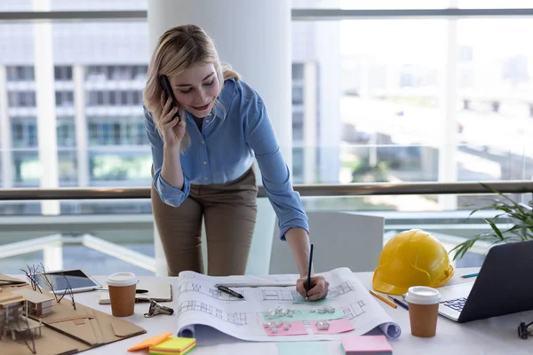 Glad Ung Blondin Kaukasiska Kvinnliga Arkitekt Talar Mobiltelefon Medan Arbetar — Stockfoto