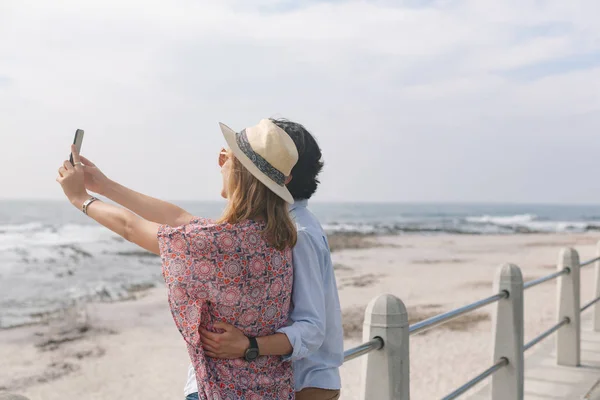 Vista Lateral Joven Pareja Caucásica Tomando Selfie Con Teléfono Móvil —  Fotos de Stock