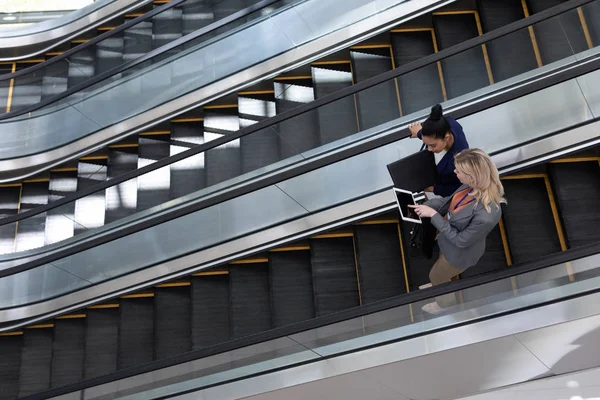 Hoge Hoekmening Van Jonge Multi Etnische Vrouwelijke Ondernemers Roltrap Moderne — Stockfoto