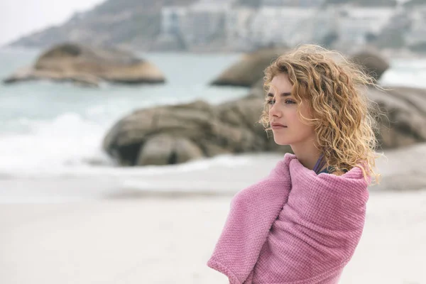 Seitenansicht Einer Nachdenklichen Kaukasierin Die Strand Steht — Stockfoto