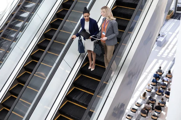 High Angle View Young Multi Ethnic Businesswomen Interacting Each Other — Stock Photo, Image