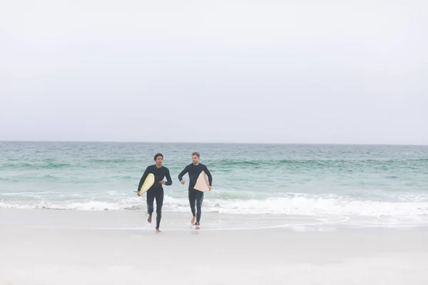 Vorderansicht Junger Multiethnischer Männlicher Freunde Die Strand Rennen Während Sie — Stockfoto