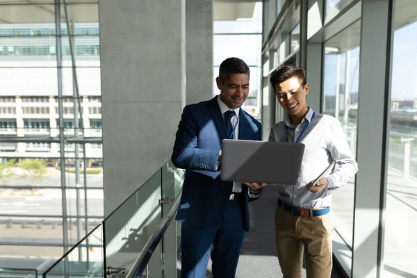 Widok Przodu Dwóch Biznesmenów Stojąc Pierwszym Piętrze Chodnik Działa Laptopie — Zdjęcie stockowe