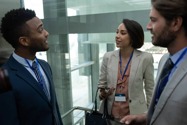 Frontansicht Eines Jungen Multiethnischen Geschäftspartners Der Fahrstuhl Büro Miteinander Interagiert — Stockfoto