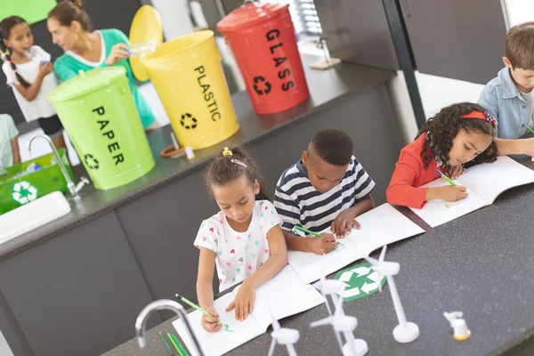 Visão Alto Ângulo Crianças Escola Desenhando Notebook Sala Aula Escola — Fotografia de Stock