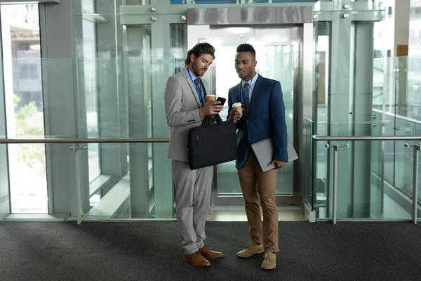 Vista Frontal Jóvenes Empresarios Multiétnicos Discutiendo Por Teléfono Móvil Cerca — Foto de Stock