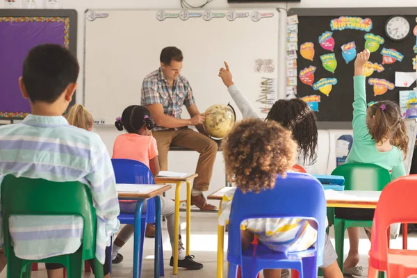 Frontansicht Eines Lehrers Der Bei Seinen Schülern Die Erdkugel Klassenzimmer — Stockfoto