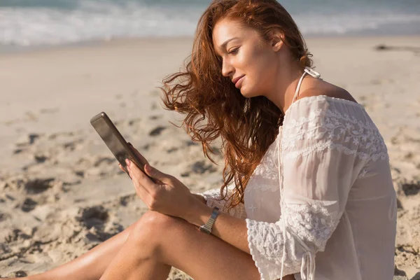 Side View Beautiful Young Caucasian Woman Using Digital Tablet Sitting — Stock Photo, Image