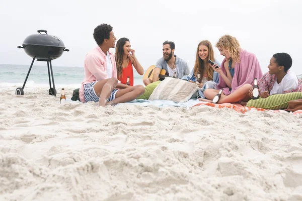 Vorderseite Der Multi Ethnischen Gruppe Von Freunden Genießen Strand — Stockfoto