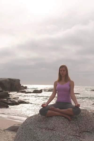 Front View Caucasian Blonde Woman Perform Yoga Beach She Relaxed — Stock Photo, Image