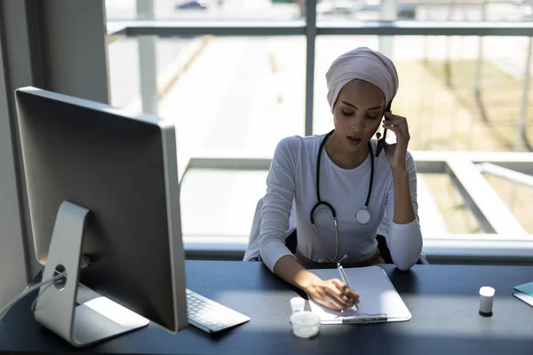 Vooraanzicht Van Mooie Jonge Gemengd Ras Vrouwelijke Arts Praten Mobiele — Stockfoto