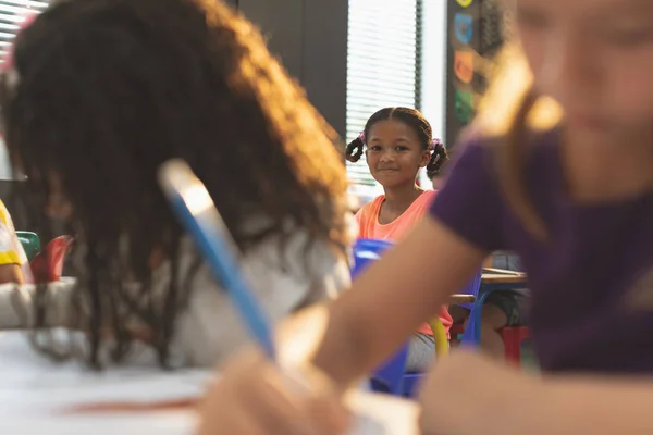 Vooraanzicht Van School Meisje Kijken Naar Camera Zittend Aan Het — Stockfoto