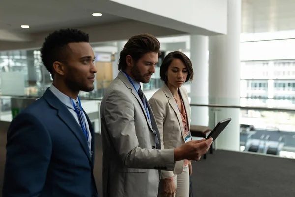 Zijaanzicht Van Kaukasische Zakenman Permanent Kijken Naar Digitale Tablet Lobby — Stockfoto