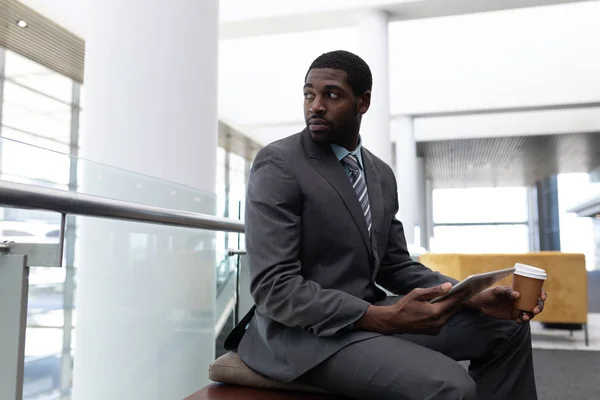 Vista Laterale Del Giovane Uomo Affari Afro Americano Con Tazza — Foto Stock