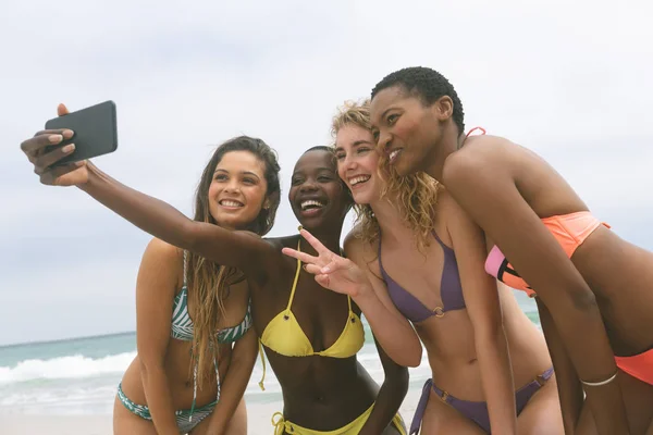 Zijaanzicht Van Multi Etnische Vrouwen Met Bikini Glimlachend Nemen Selfie — Stockfoto