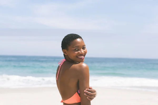 Задний Вид Афроамериканской Женщины Позирующей Пляже Солнечный День Улыбающейся Смотрящей — стоковое фото