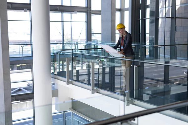 Seitenansicht Der Jungen Blonden Kaukasischen Architektin Mit Blick Auf Den — Stockfoto