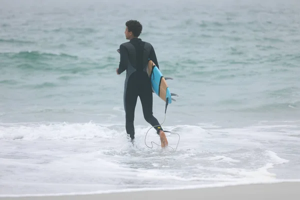 Vista Trasera Joven Surfista Raza Mixta Corriendo Por Playa Con — Foto de Stock