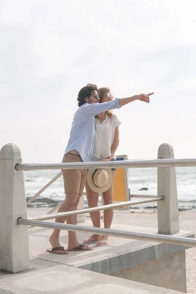 Sidovy Unga Kaukasiska Par Interagerar Med Varandra Strandpromenaden Vid Havet — Stockfoto