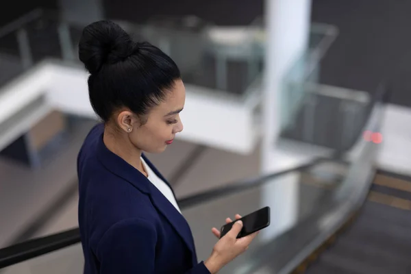 Side View Pretty Young Mixed Race Businesswoman Using Mobile Phone — Stock Photo, Image