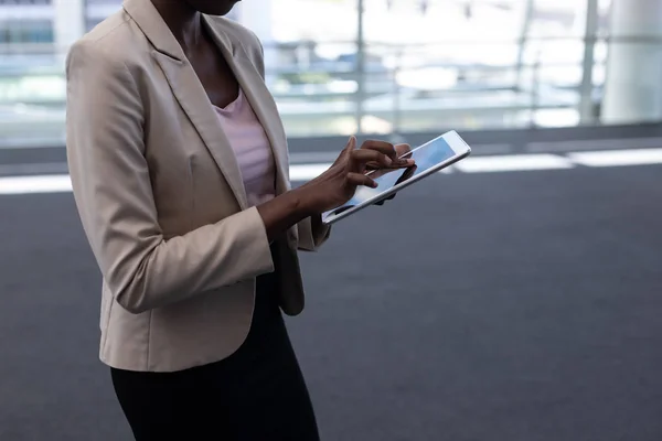 Mittelteil Einer Jungen Afrikanisch Amerikanischen Architektin Mit Digitalem Tablet Modernen — Stockfoto