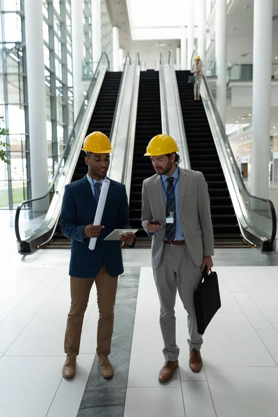 Frontansicht Eines Jungen Multiethnischen Männlichen Architekten Der Über Ein Digitales — Stockfoto