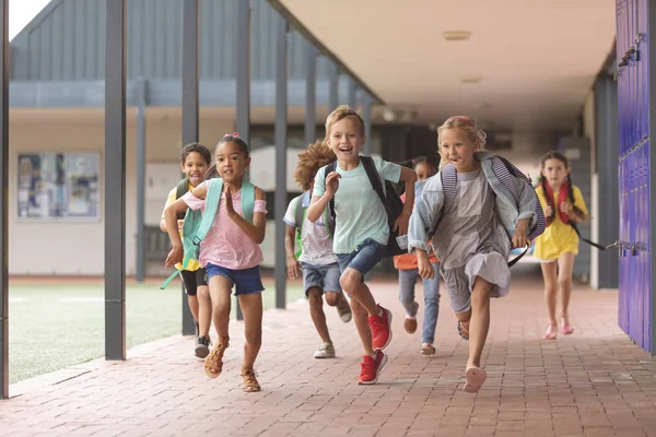 Fram Sidan Lyckliga Skolbarn Som Springer Korridoren Skolan — Stockfoto