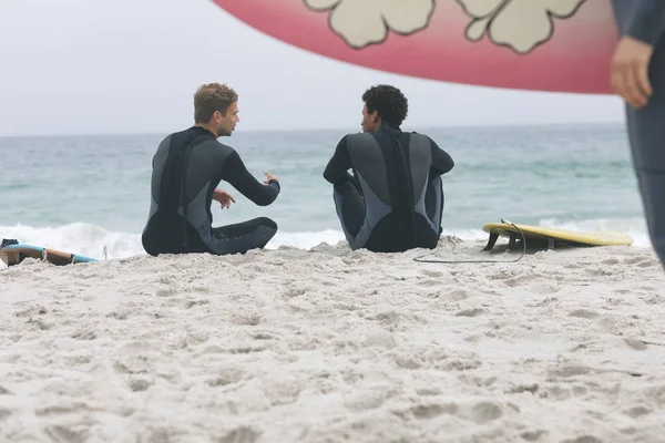 Rückansicht Multiethnischer Männlicher Freunde Die Strand Sitzen Und Mit Surfbrettern — Stockfoto