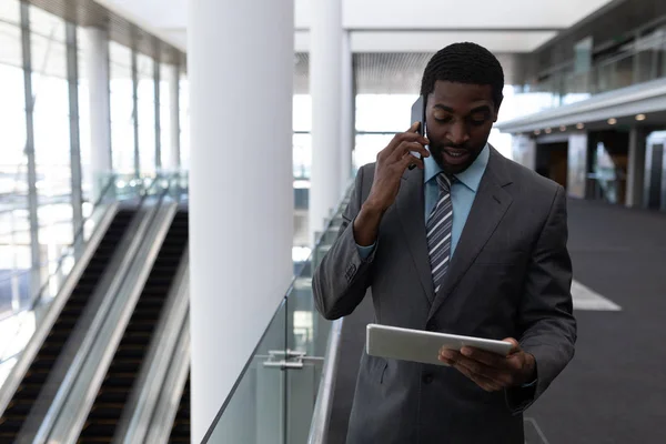 Genç Afrikalı Amerikalı Işadamı Modern Ofis Cep Telefonu Ayakta Konuşurken — Stok fotoğraf