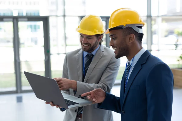 Seitenansicht Junger Multiethnischer Männlicher Architekten Die Der Lobby Büro Über — Stockfoto